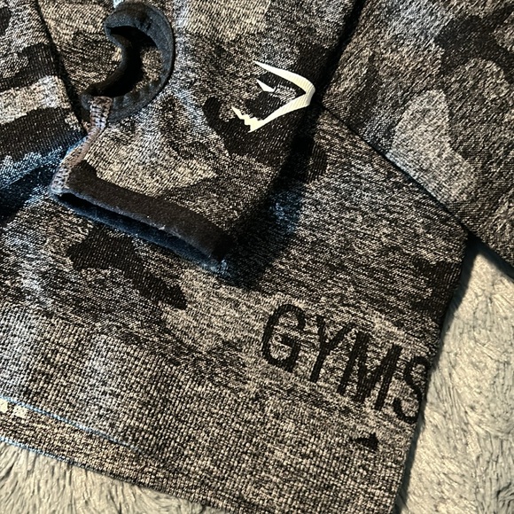Gym shark long sleeve crop. - Picture 2 of 4